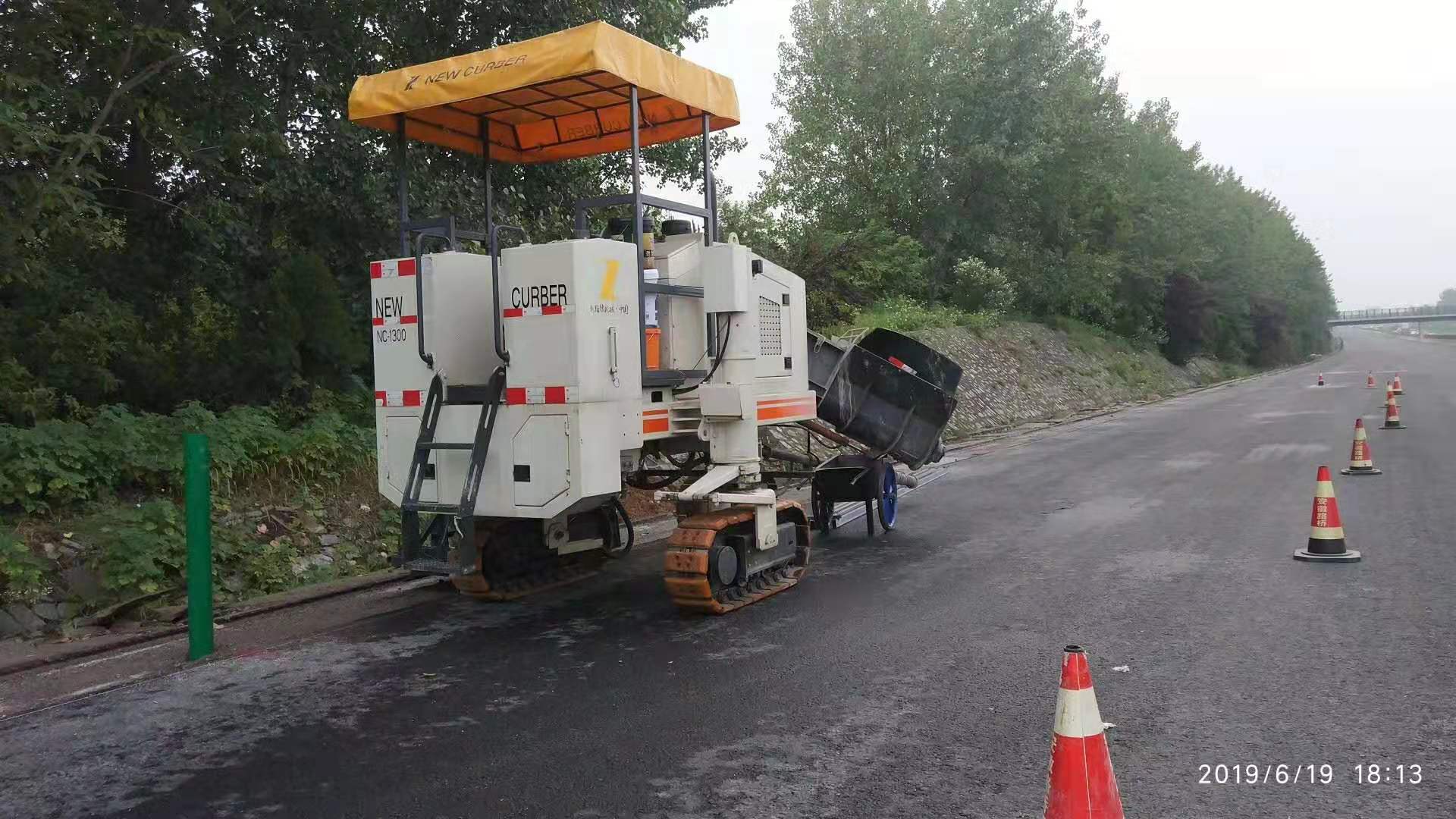 滑模攤鋪機橋面橋頭搭板鋼筋混凝土的連續滑模攤鋪